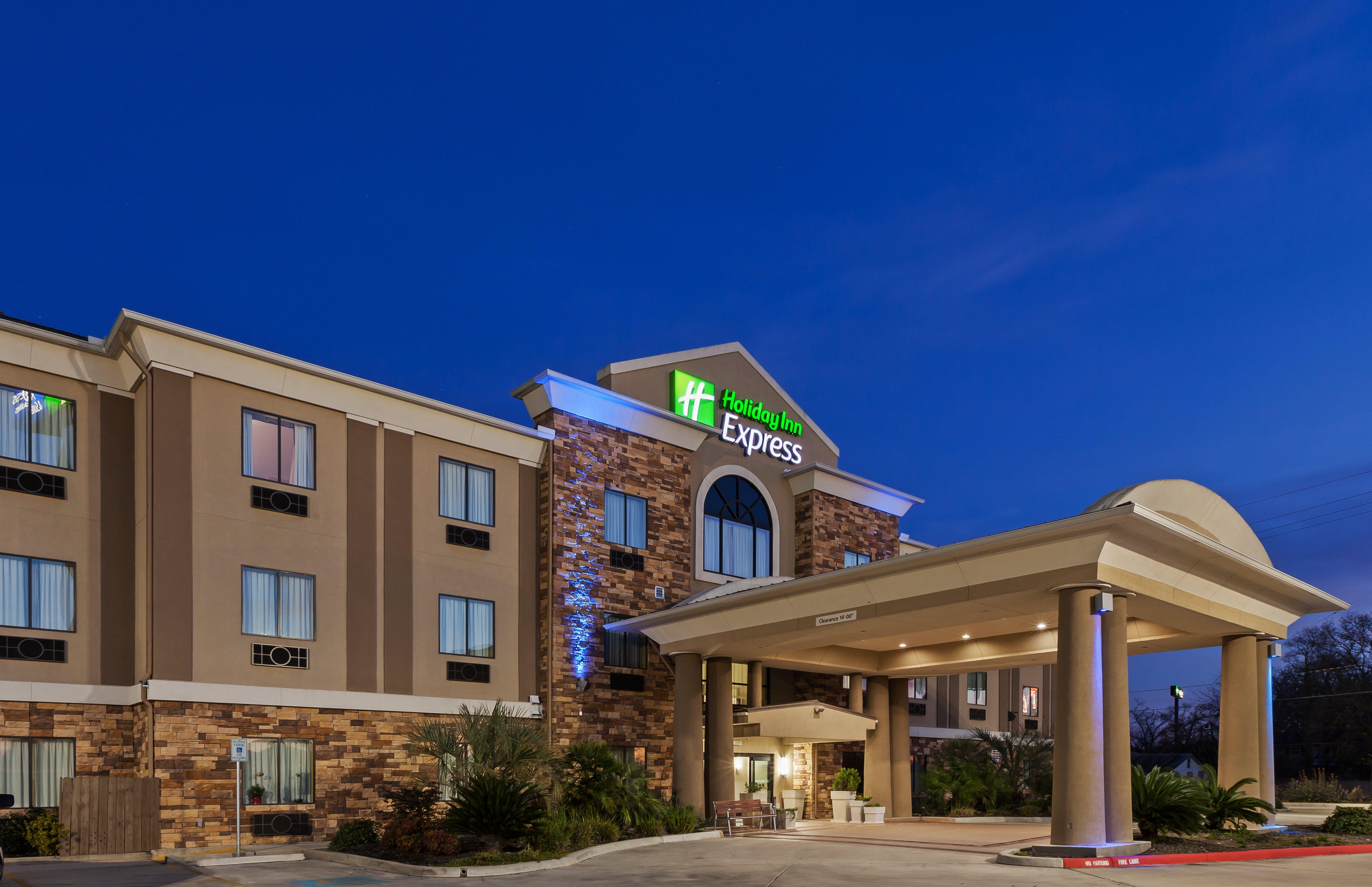 Holiday Inn Express & Suites Cleveland By Ihg Exterior photo