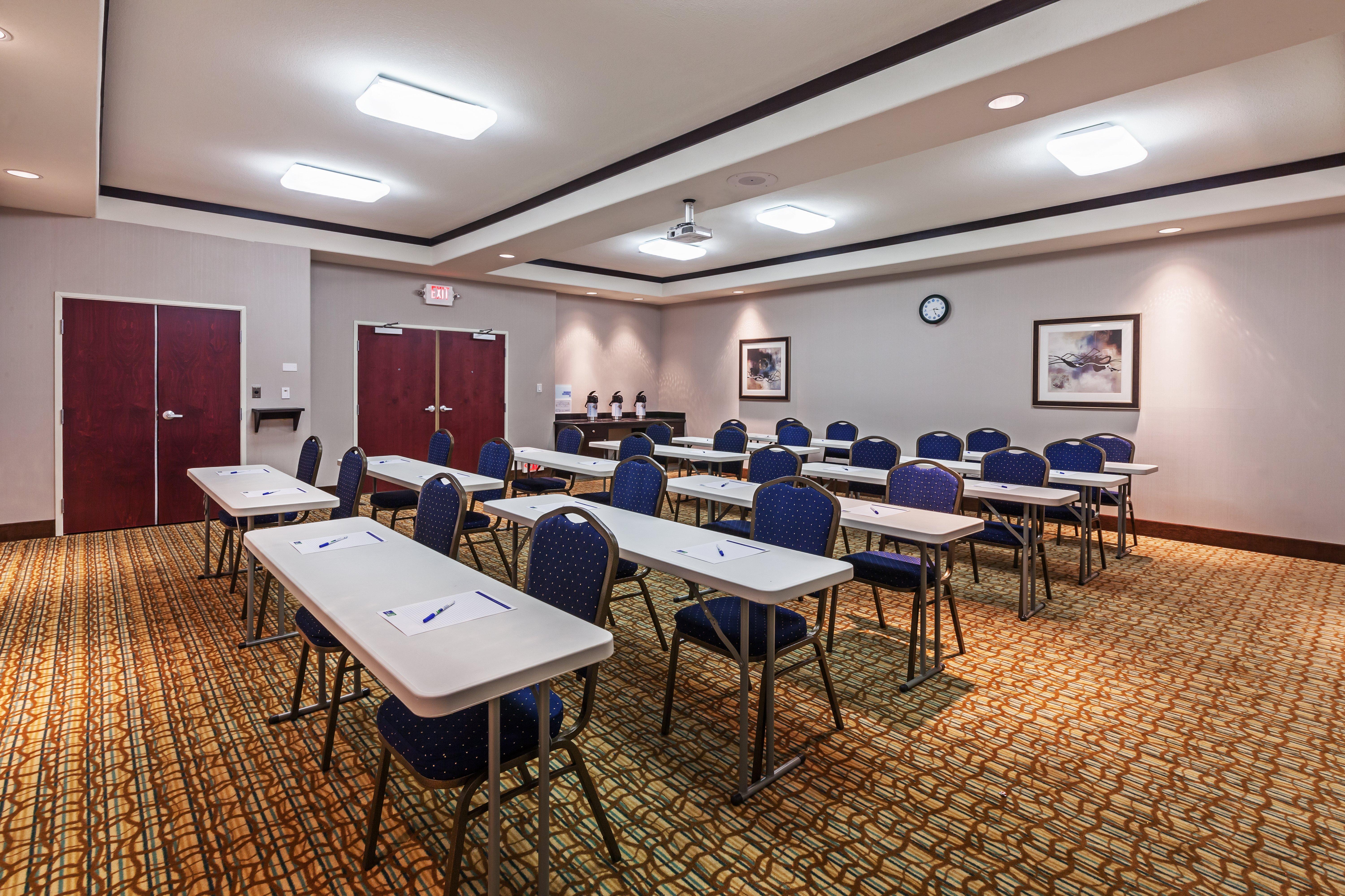Holiday Inn Express & Suites Cleveland By Ihg Exterior photo
