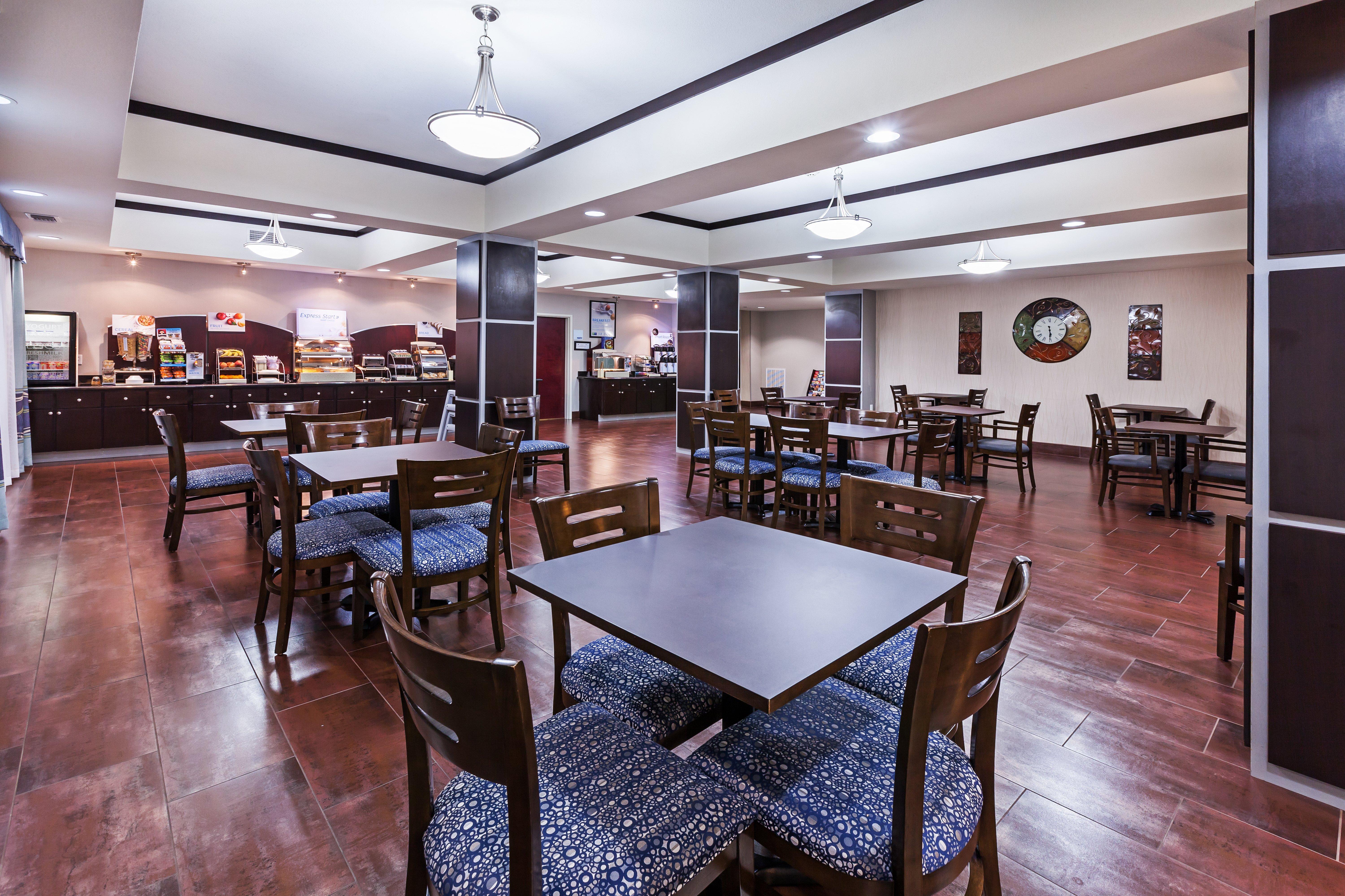Holiday Inn Express & Suites Cleveland By Ihg Exterior photo