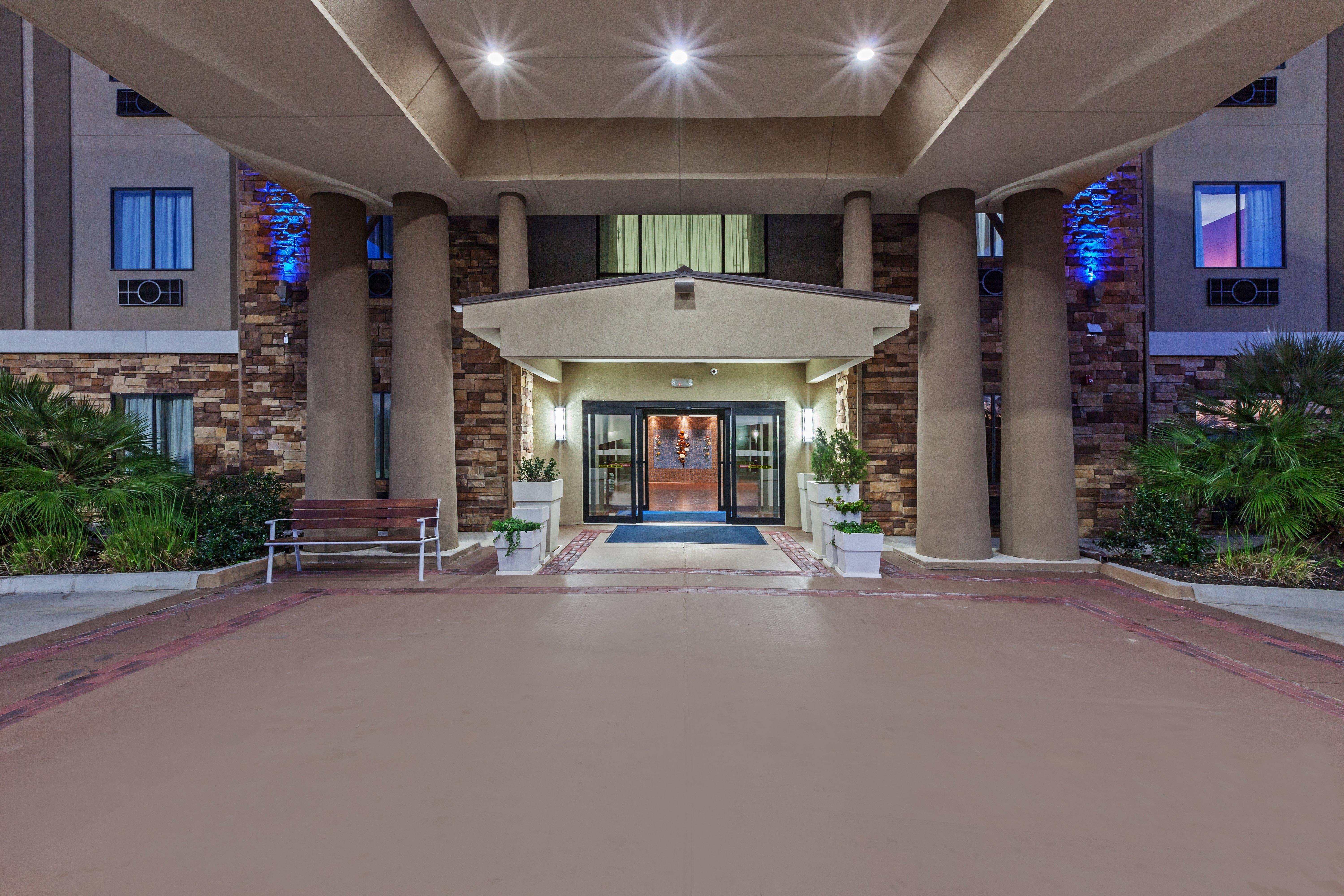 Holiday Inn Express & Suites Cleveland By Ihg Exterior photo