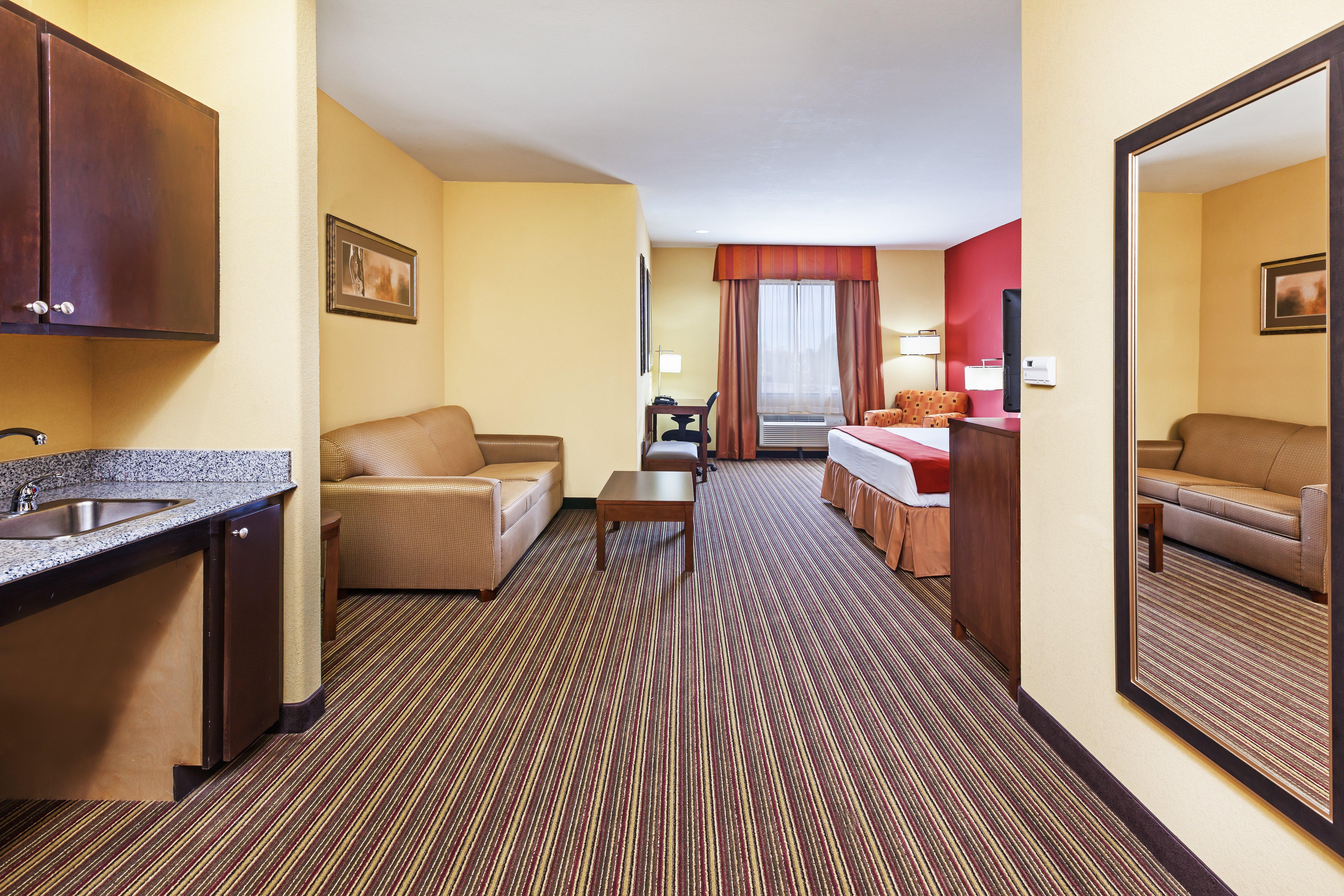 Holiday Inn Express & Suites Cleveland By Ihg Exterior photo