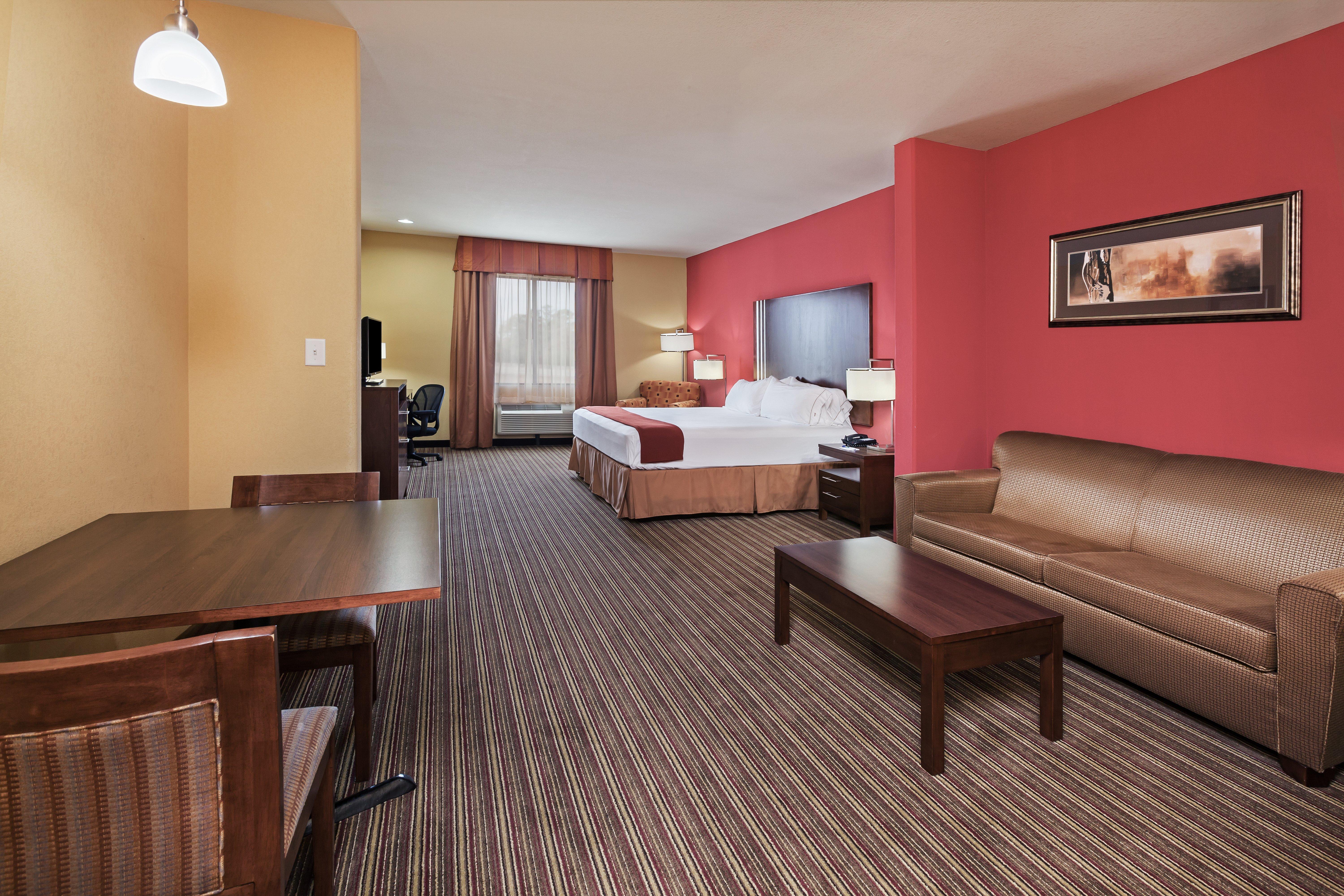 Holiday Inn Express & Suites Cleveland By Ihg Exterior photo