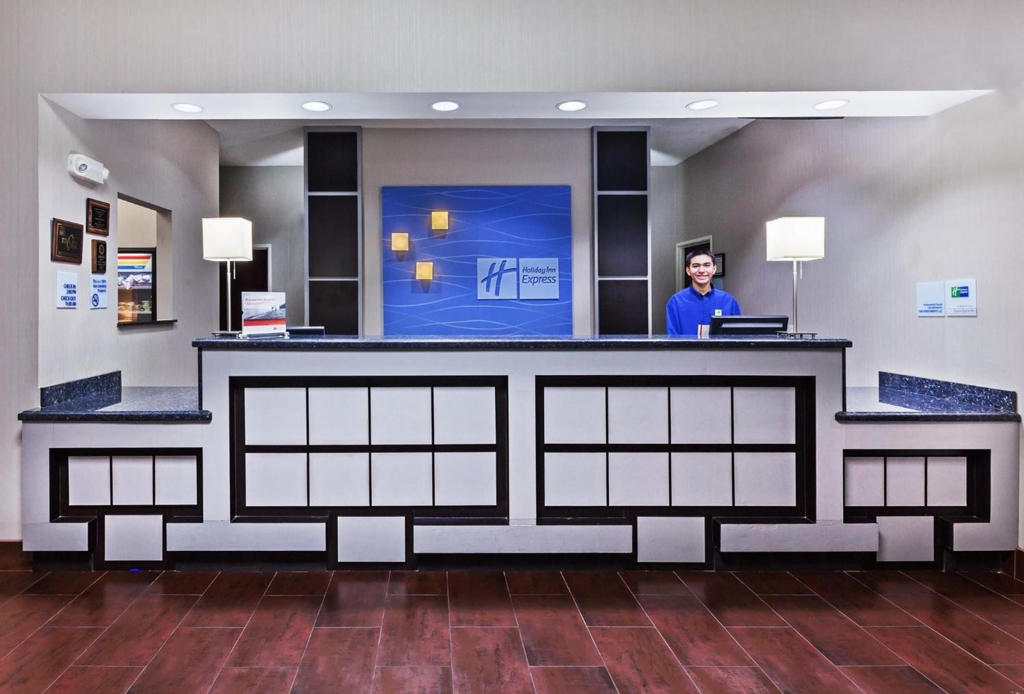 Holiday Inn Express & Suites Cleveland By Ihg Exterior photo