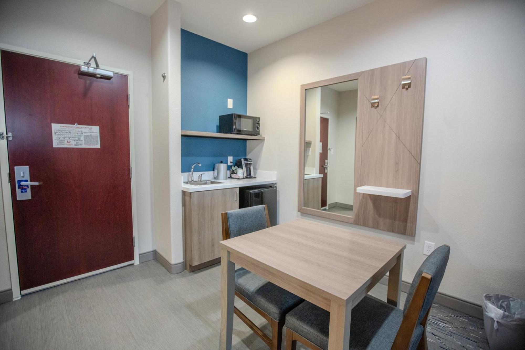 Holiday Inn Express & Suites Cleveland By Ihg Exterior photo