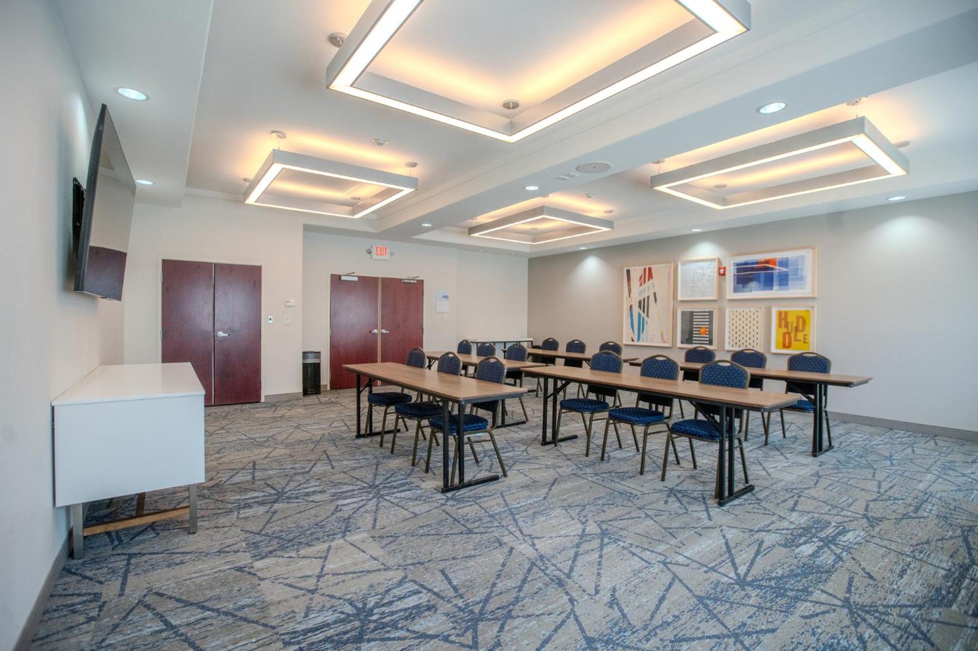 Holiday Inn Express & Suites Cleveland By Ihg Exterior photo