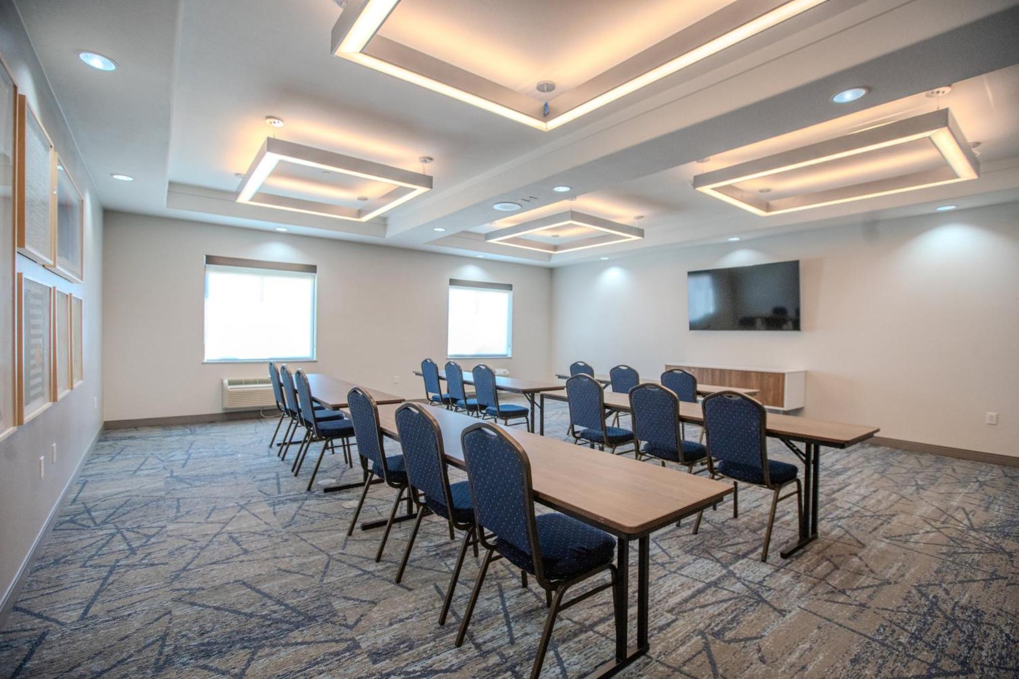 Holiday Inn Express & Suites Cleveland By Ihg Exterior photo