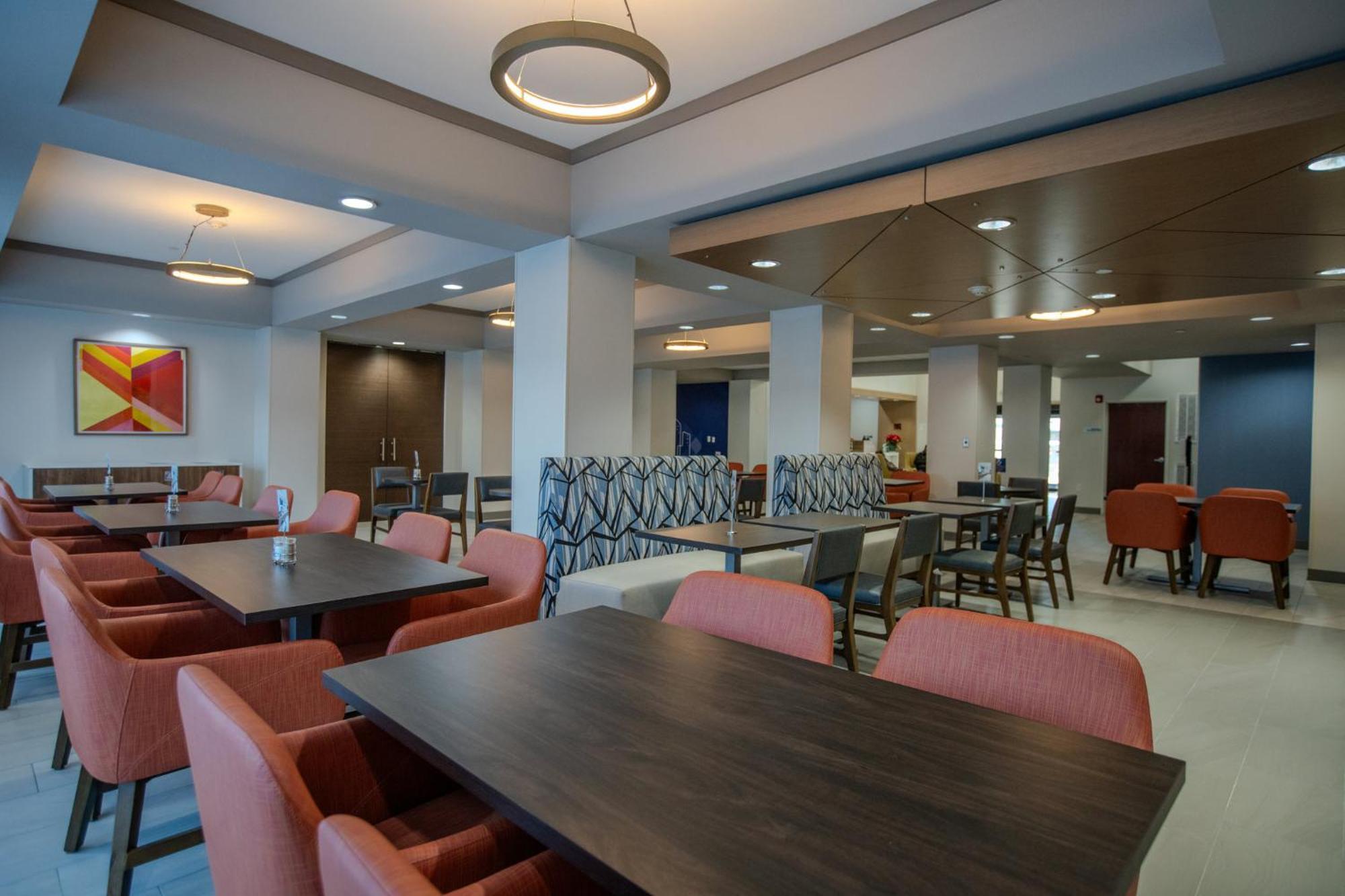 Holiday Inn Express & Suites Cleveland By Ihg Exterior photo