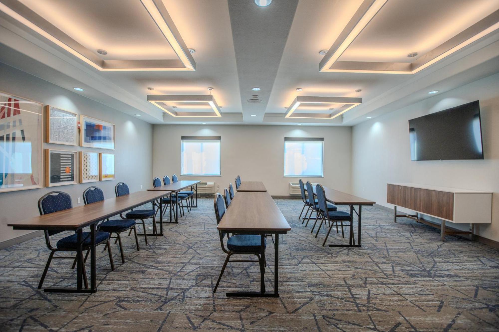 Holiday Inn Express & Suites Cleveland By Ihg Exterior photo