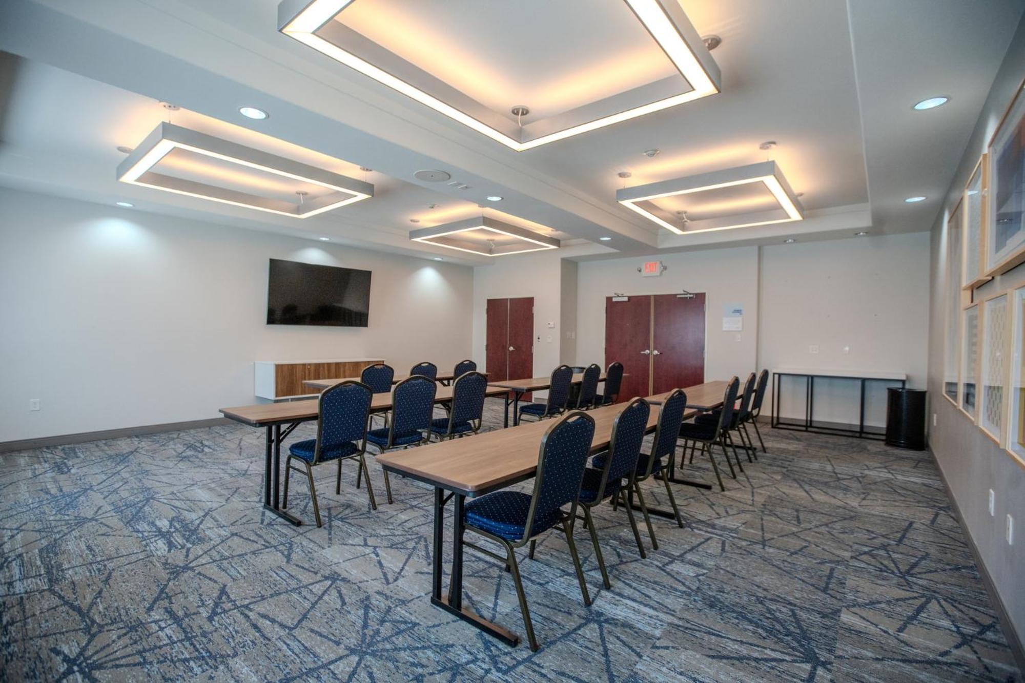 Holiday Inn Express & Suites Cleveland By Ihg Exterior photo
