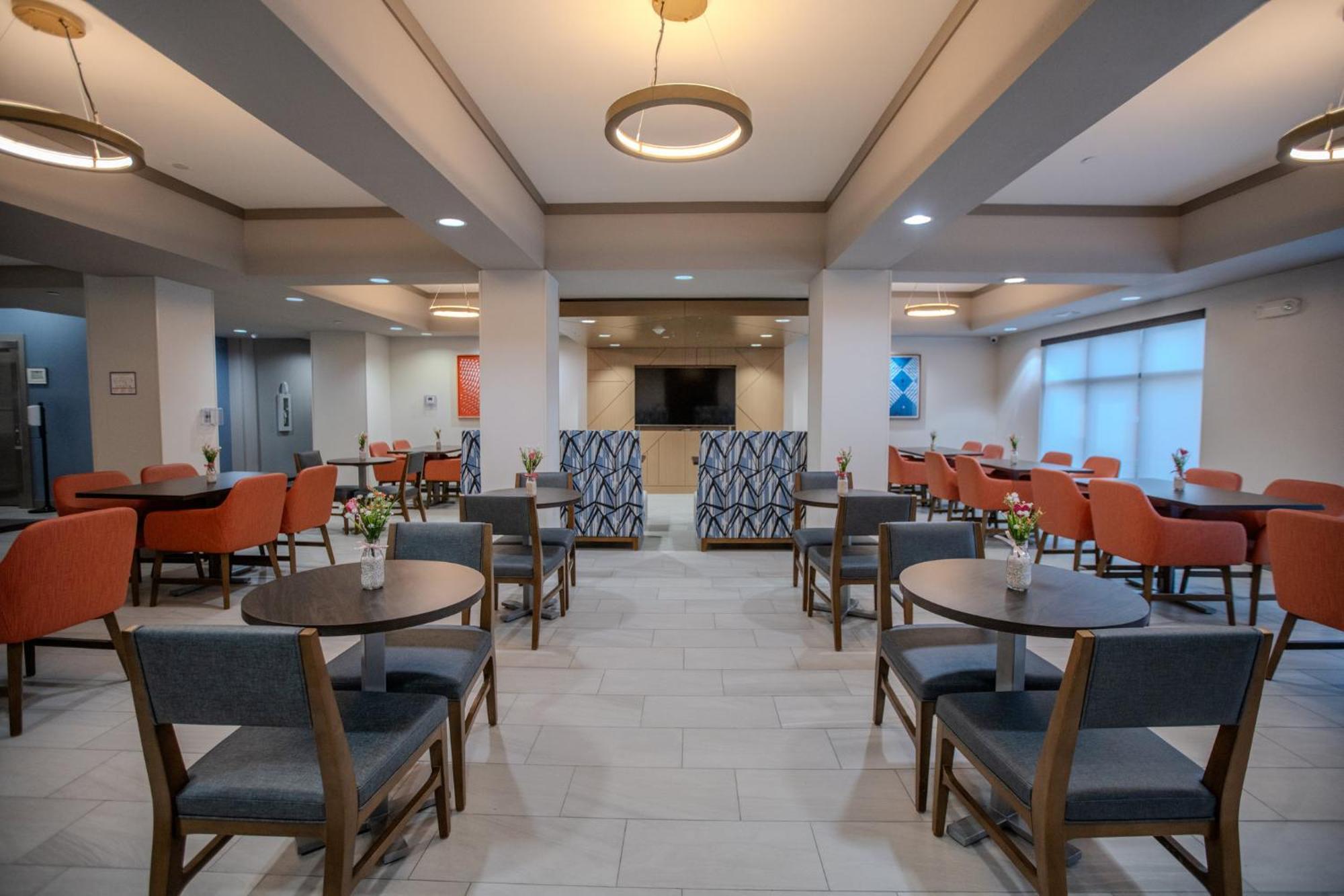 Holiday Inn Express & Suites Cleveland By Ihg Exterior photo