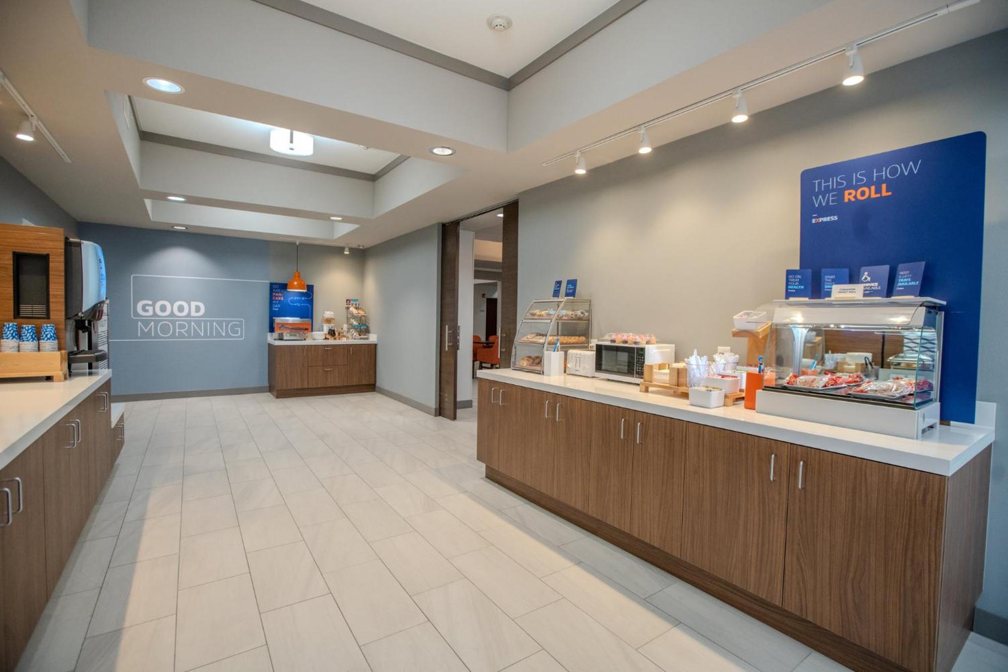 Holiday Inn Express & Suites Cleveland By Ihg Exterior photo