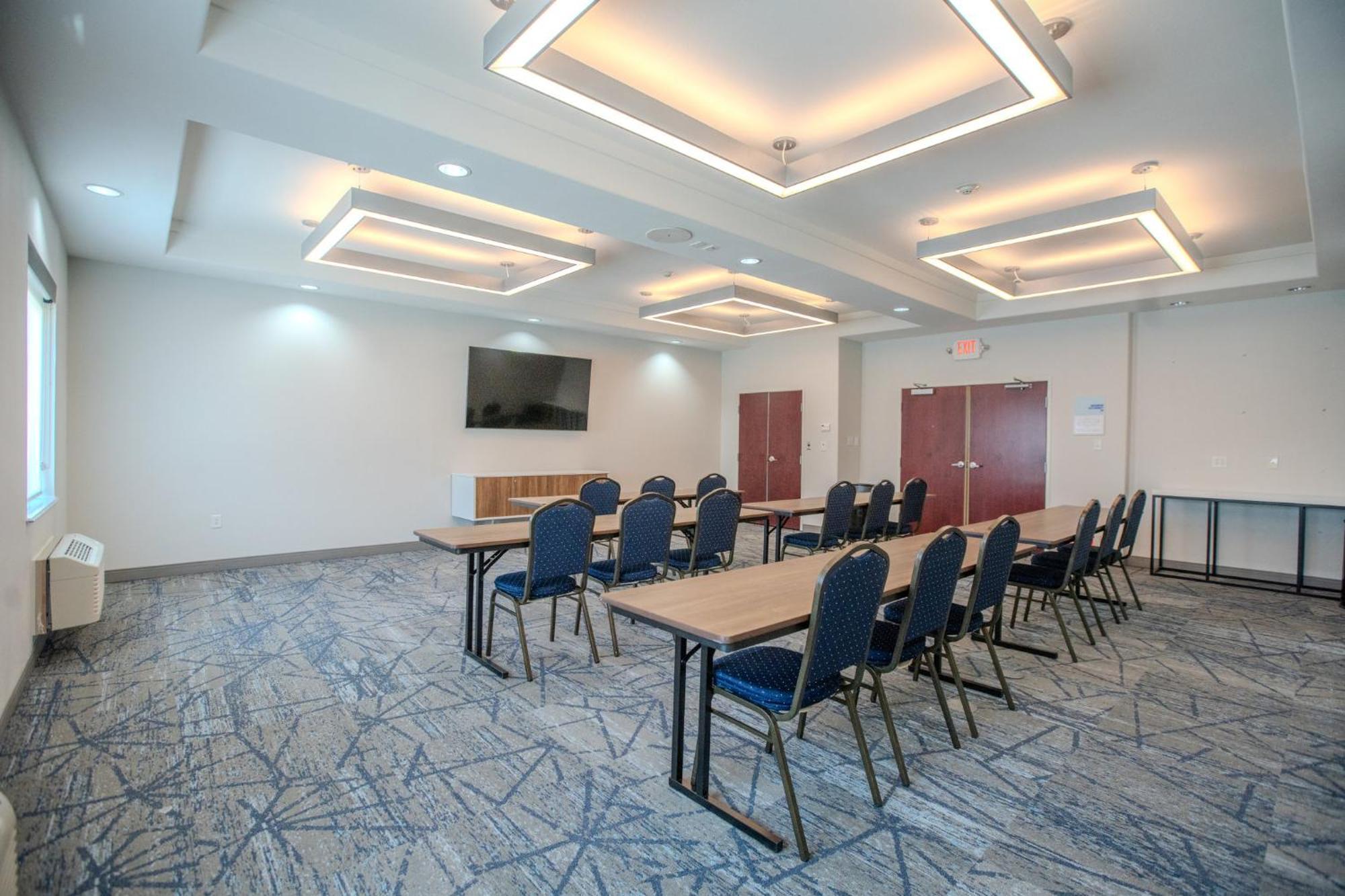 Holiday Inn Express & Suites Cleveland By Ihg Exterior photo