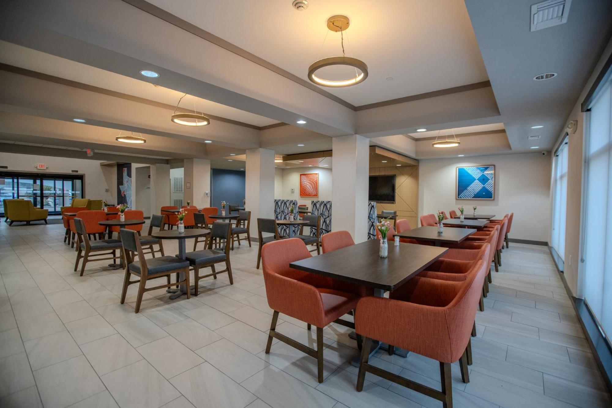Holiday Inn Express & Suites Cleveland By Ihg Exterior photo
