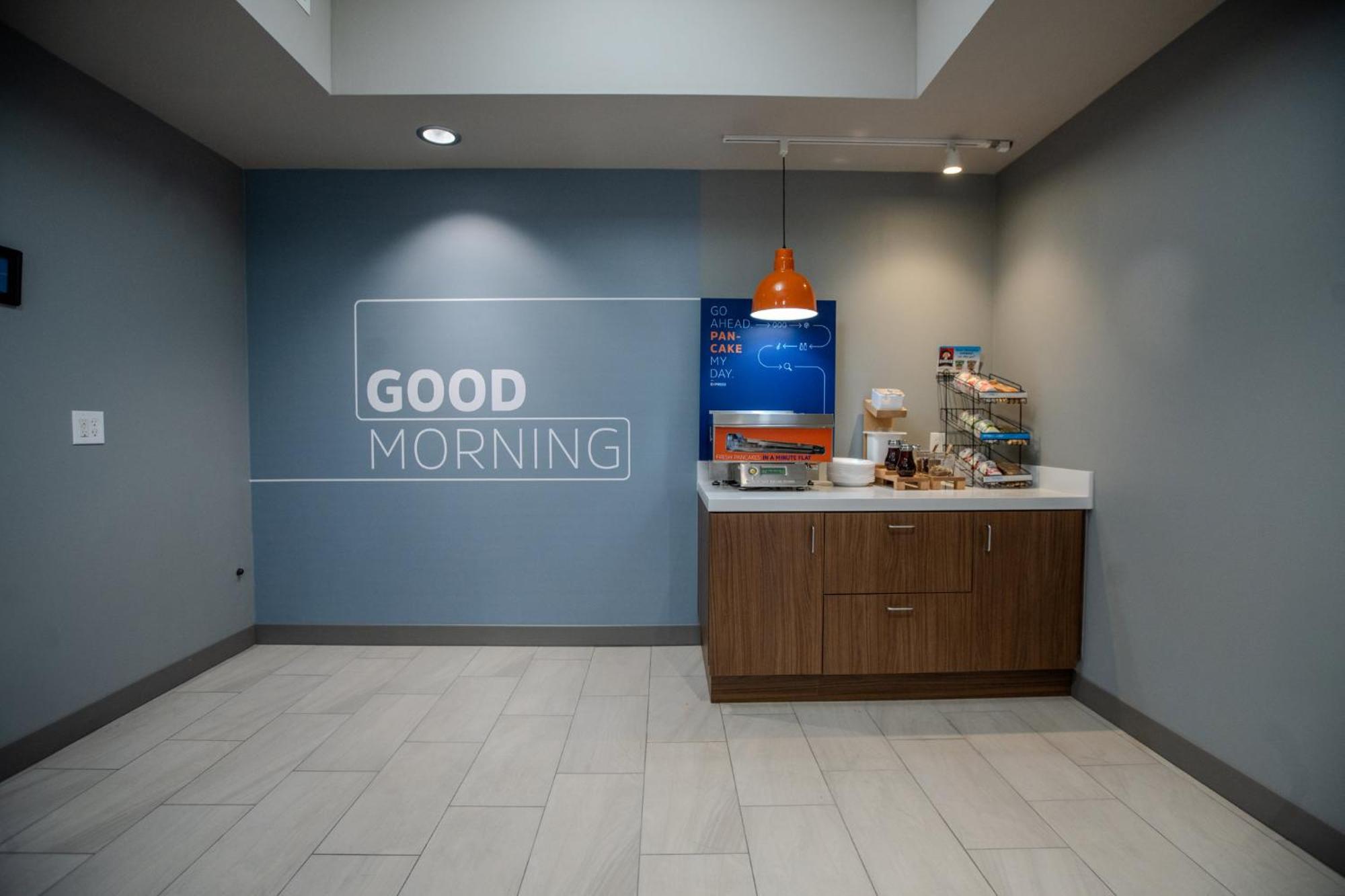 Holiday Inn Express & Suites Cleveland By Ihg Exterior photo