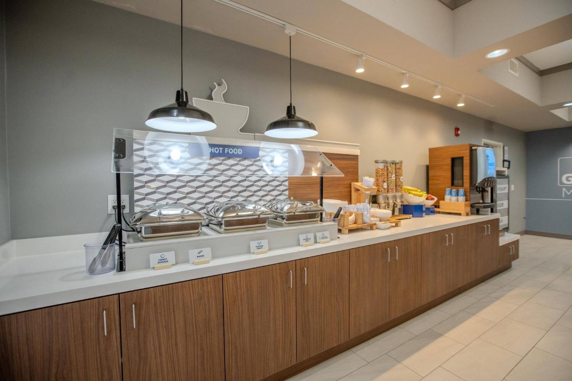 Holiday Inn Express & Suites Cleveland By Ihg Exterior photo