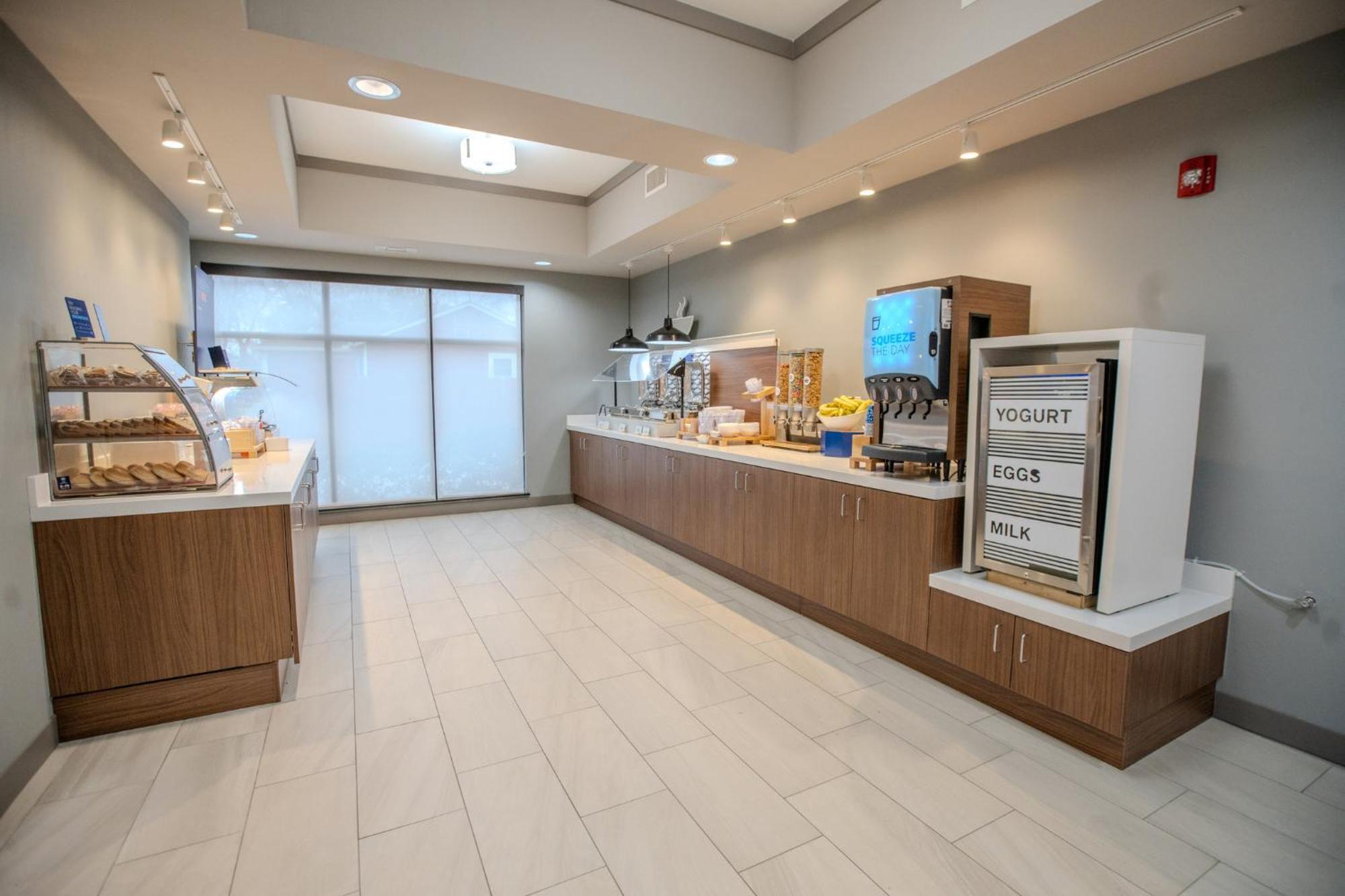 Holiday Inn Express & Suites Cleveland By Ihg Exterior photo