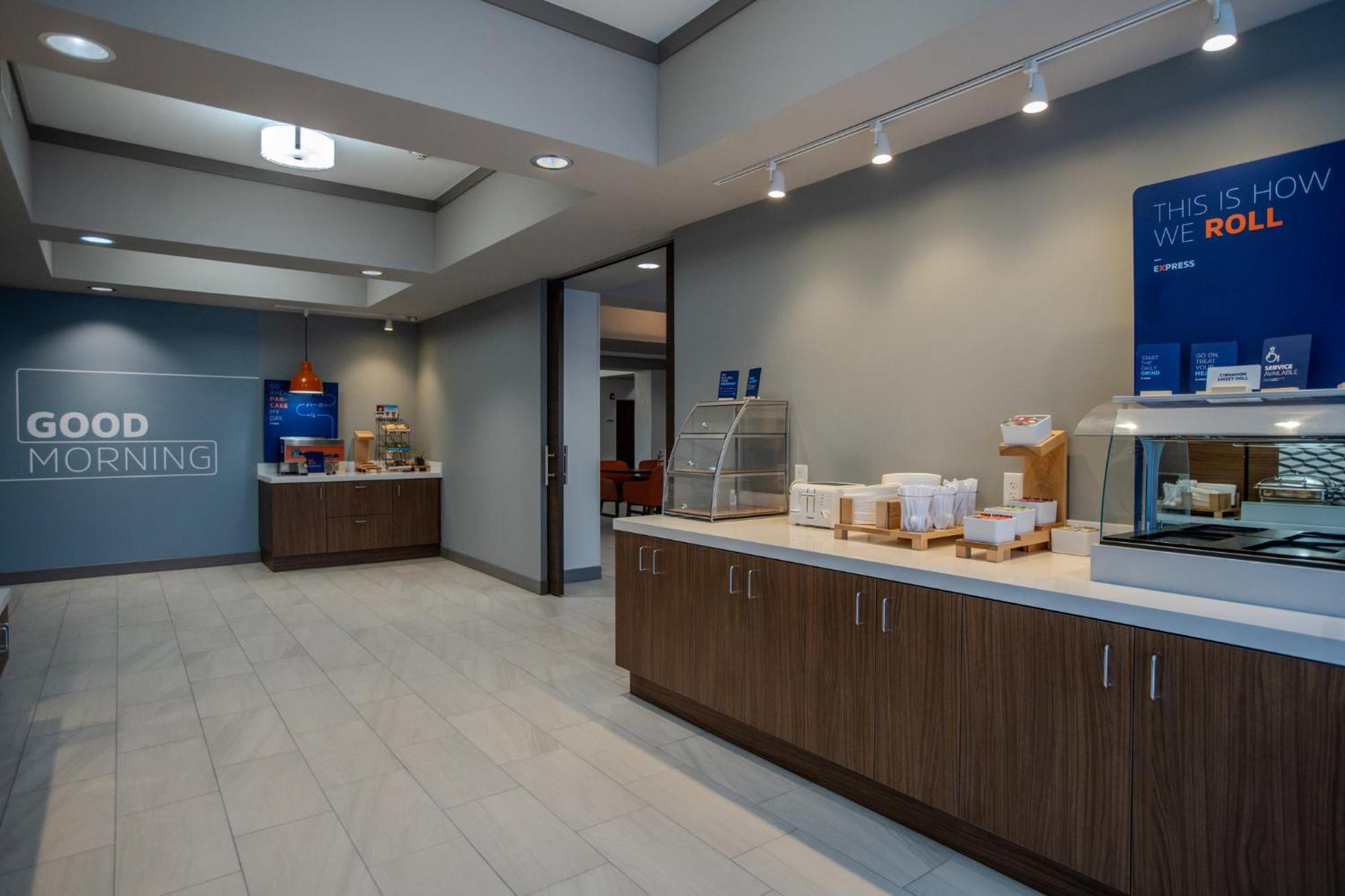 Holiday Inn Express & Suites Cleveland By Ihg Exterior photo