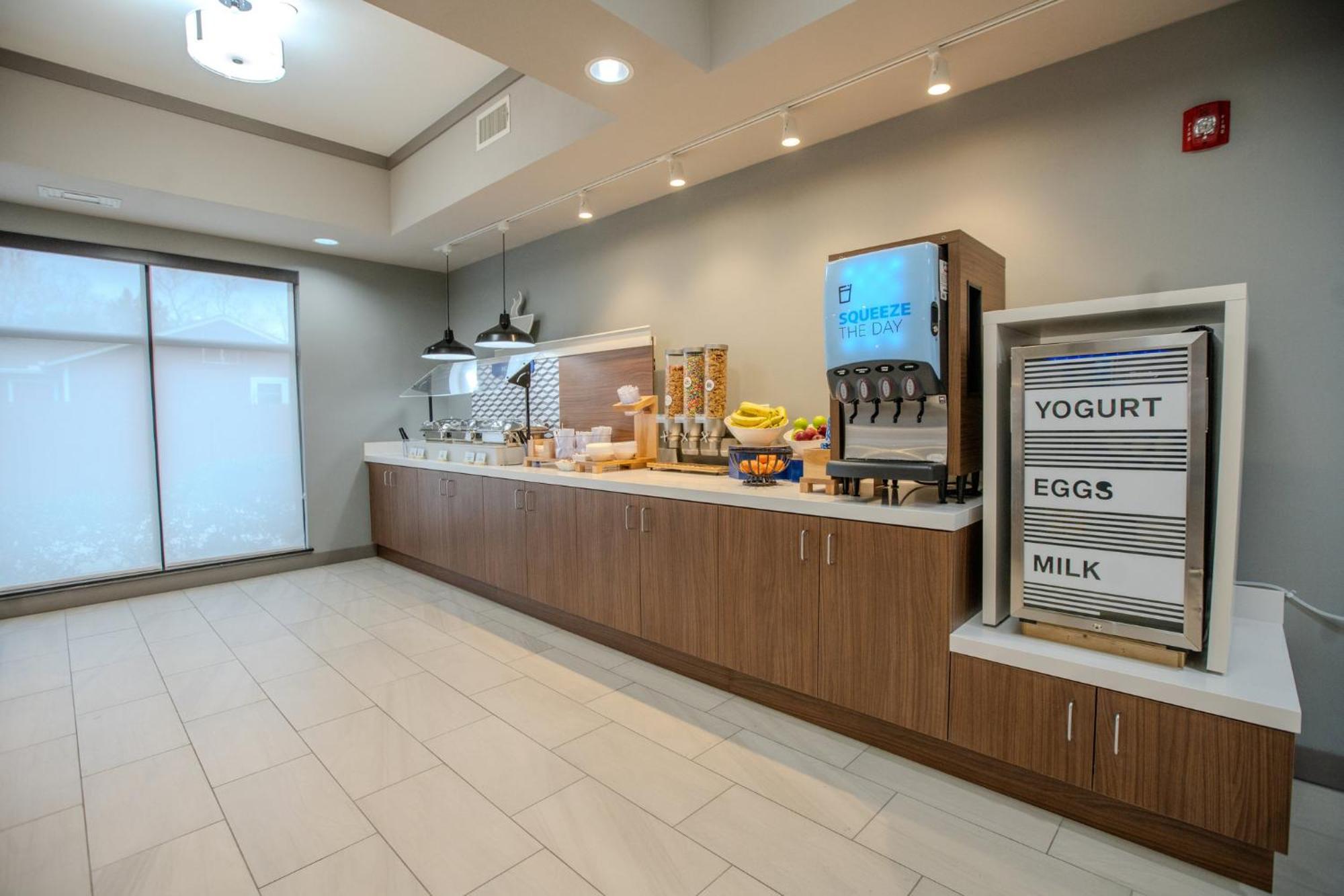 Holiday Inn Express & Suites Cleveland By Ihg Exterior photo