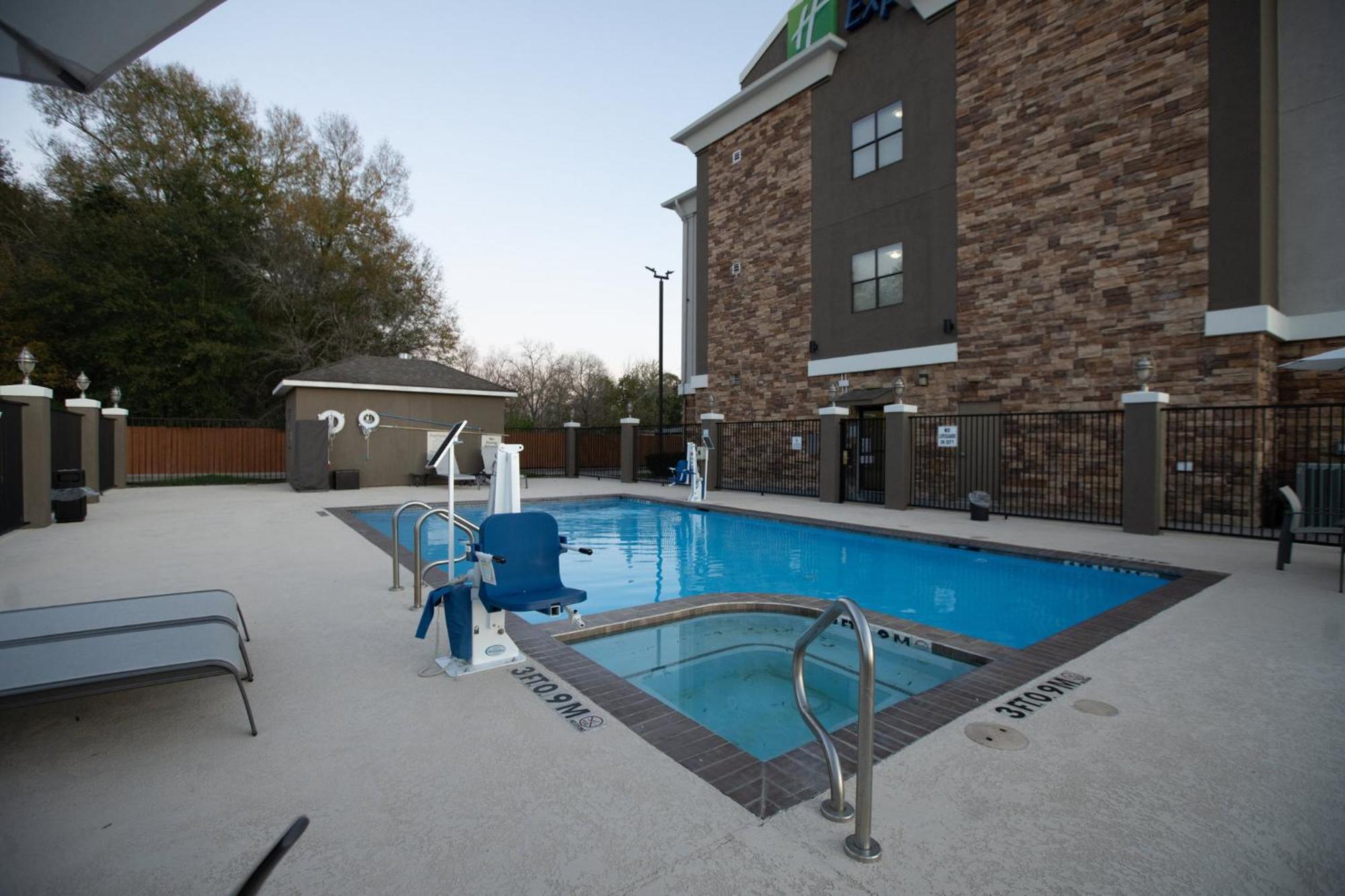 Holiday Inn Express & Suites Cleveland By Ihg Exterior photo