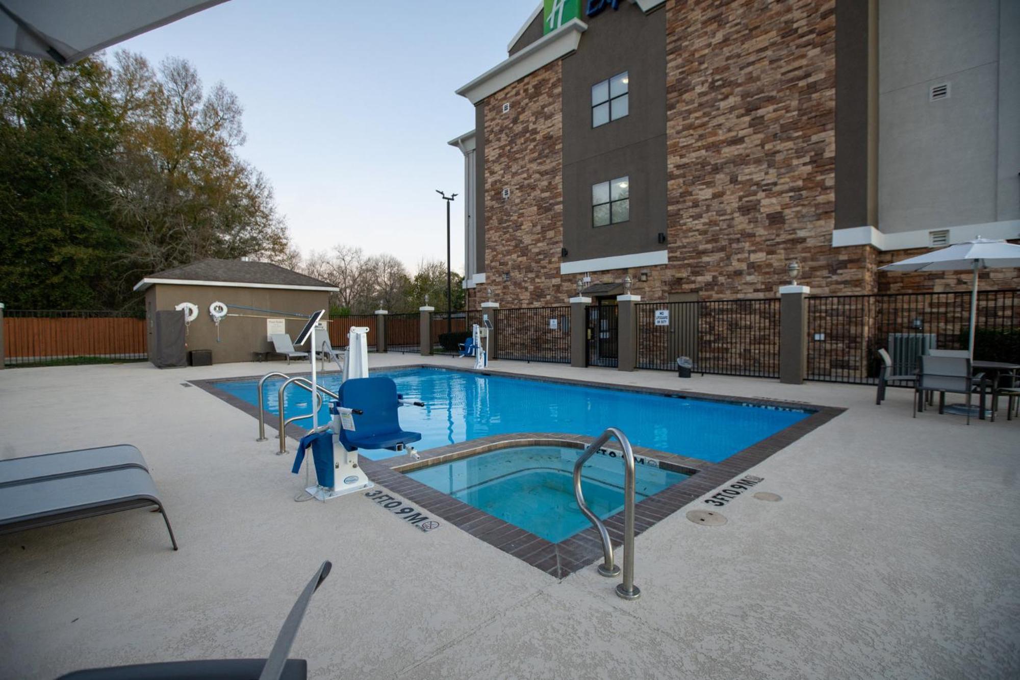 Holiday Inn Express & Suites Cleveland By Ihg Exterior photo