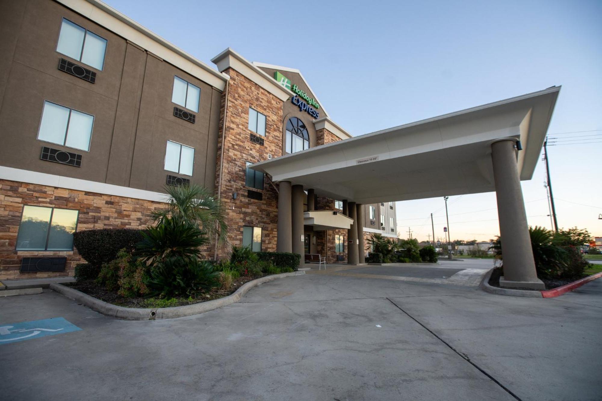 Holiday Inn Express & Suites Cleveland By Ihg Exterior photo