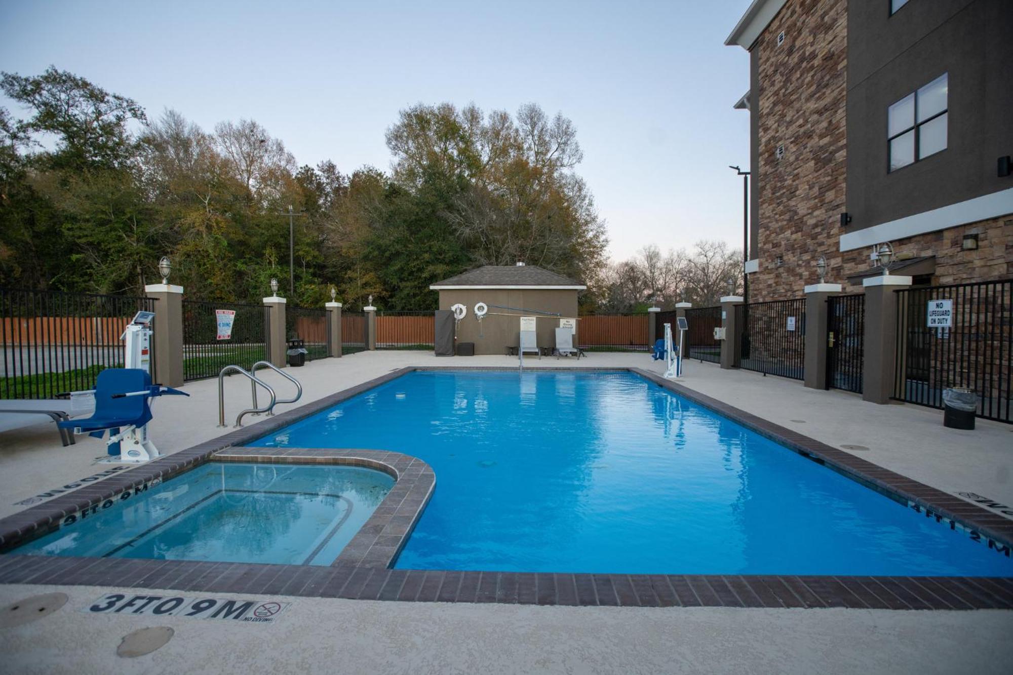 Holiday Inn Express & Suites Cleveland By Ihg Exterior photo
