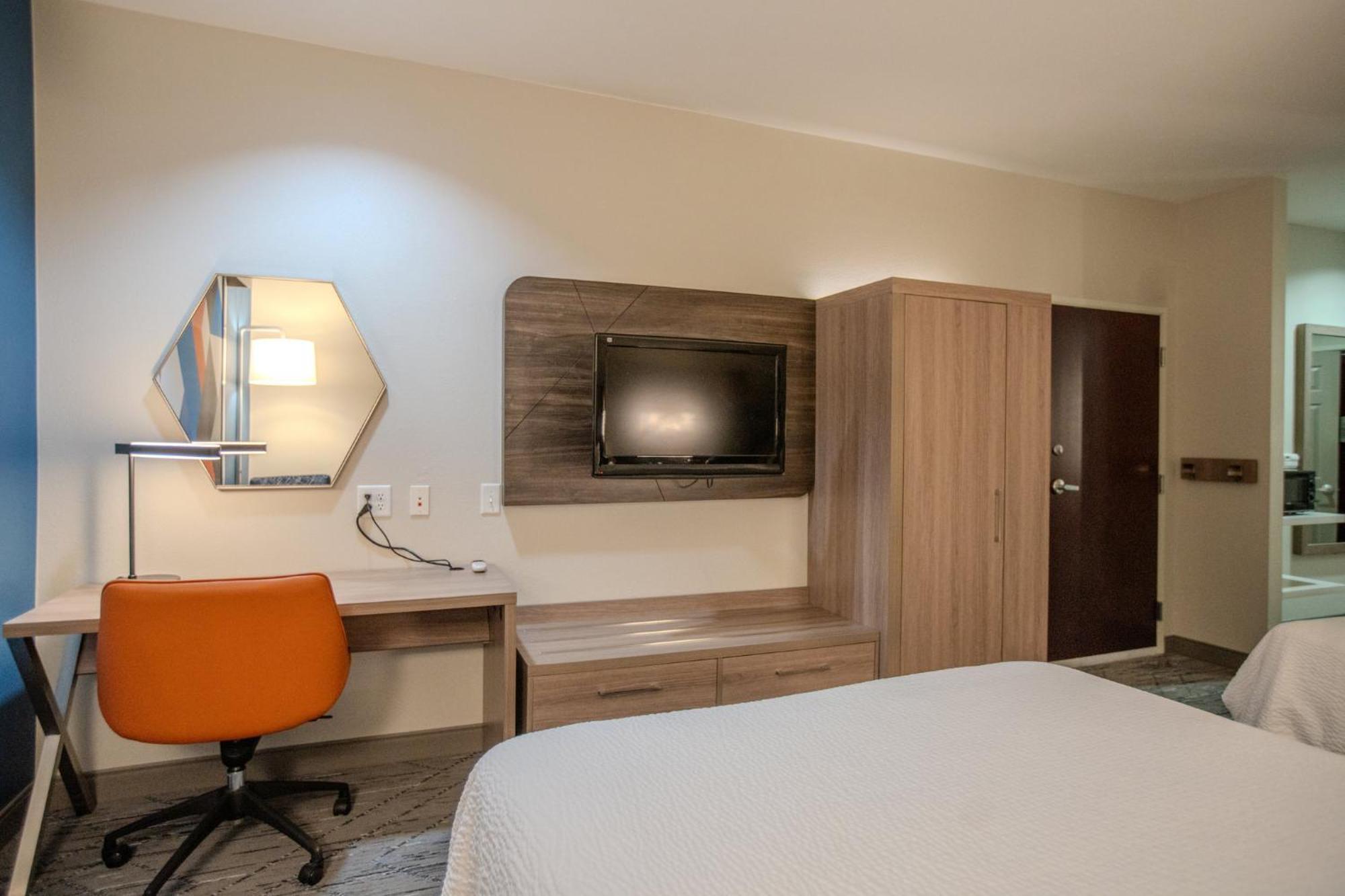 Holiday Inn Express & Suites Cleveland By Ihg Exterior photo