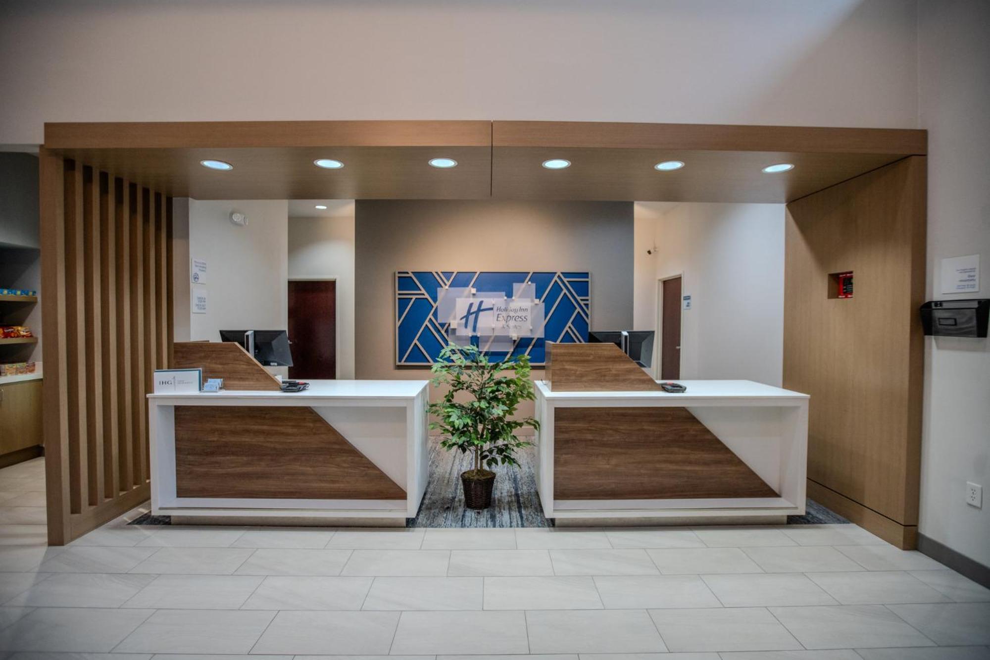 Holiday Inn Express & Suites Cleveland By Ihg Exterior photo