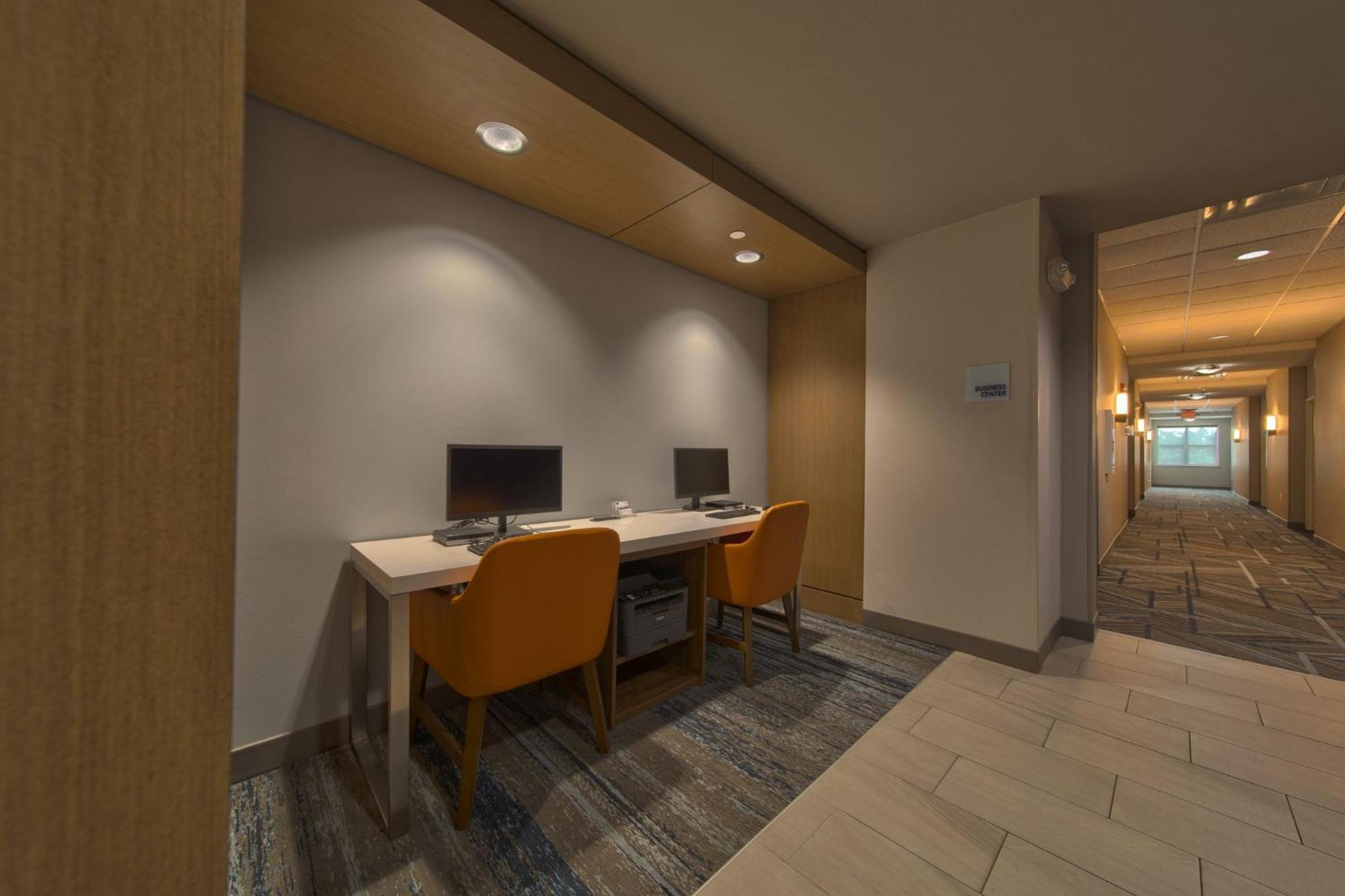 Holiday Inn Express & Suites Cleveland By Ihg Exterior photo