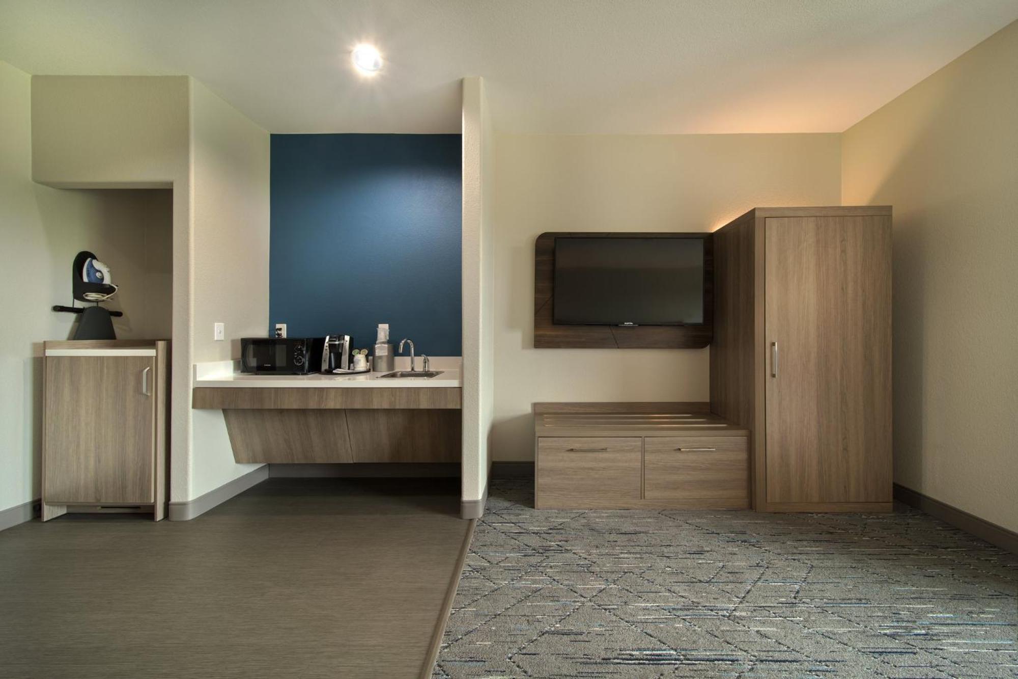 Holiday Inn Express & Suites Cleveland By Ihg Exterior photo